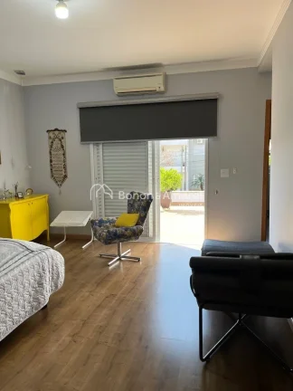 Imagem Sala com dois ambientes: jantar (com armários) e estar (com lareira a gás).
Sala de TV (com armár...