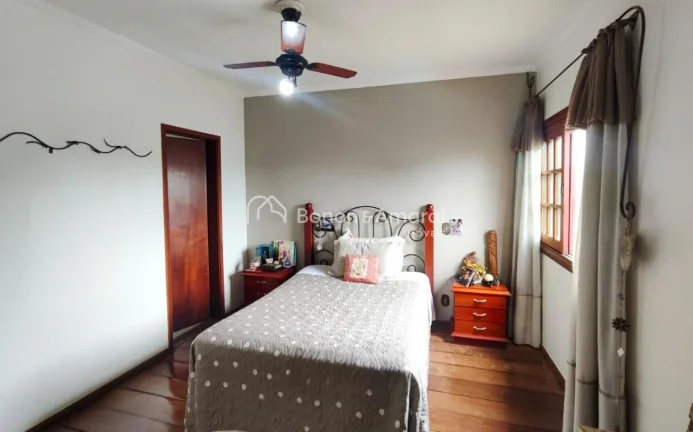 Imagem Essa espaçosa residência conta com 4 dormitórios, sendo 2 suítes, uma delas no pavimento térreo...