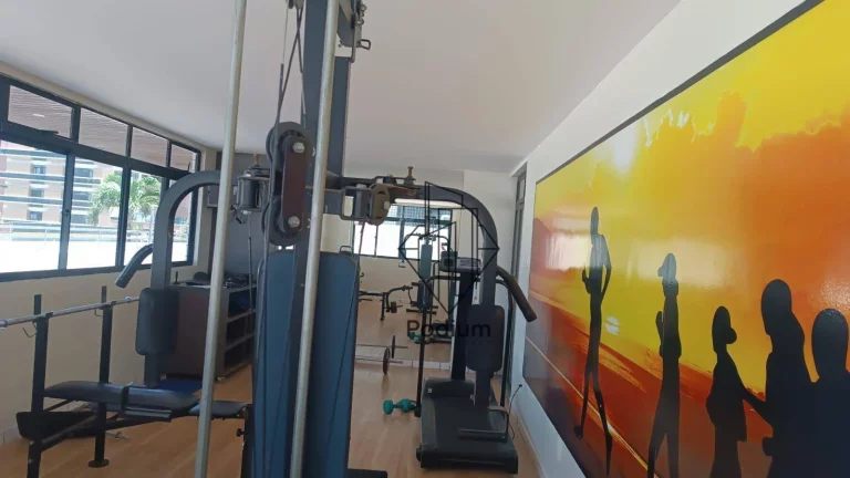 Imagem Apartamento com varanda / sacada em excelente localização a 80m do mar da praia de Intermares - AP2036.