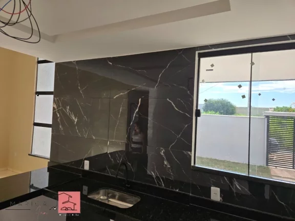 Imagem CASA NOVA LINEAR COM 3 QUARTOS SENDO 1 SUÍTE - ACABAMENTO FINO