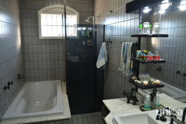 Imagem Sobrado com 04 dormitórios sendo 01 suite com closed e hidromassagem.