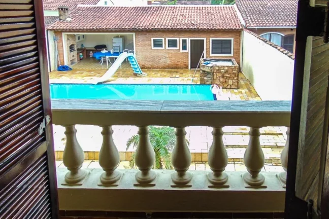 Imagem Praia do Guaiúba - Casa com 04 dormitórios - Piscina e churrasqueira - Vaga para 06 automóveis.