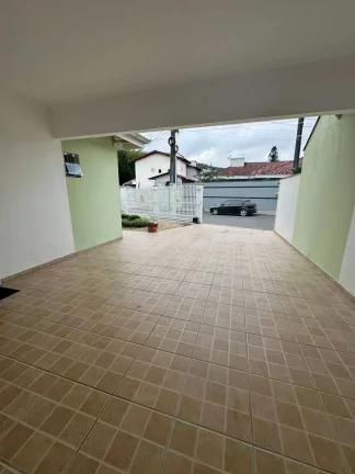 Imagem Sobrado com 4 dormitórios amplos sendo 1 suíte e 4 vagas - Bom Retiro, Joinville/SC