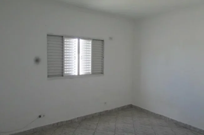 Imagem Casa com 01 vaga, portão eletrônico, sala, cozinha com gabinete e armários, área de serv. cobert...