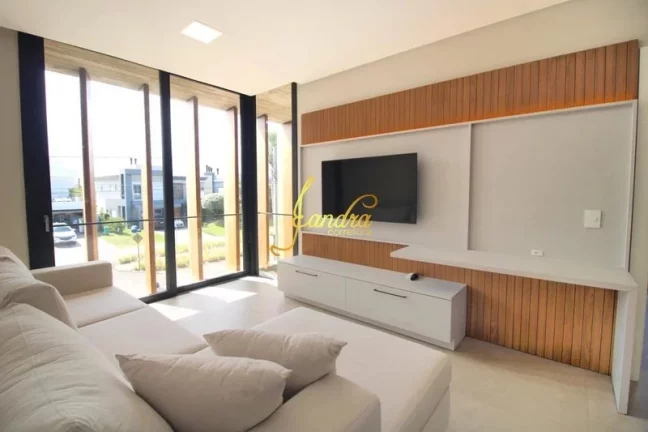 Imagem Belíssima Sobrado no Condomínio Enseada! Estilo Contemporâneo, composto por 05 suítes com sacada