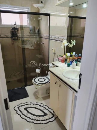 Imagem Aconchegante apartamento com excelente projeto de iluminação e rico em armários. O living para do...