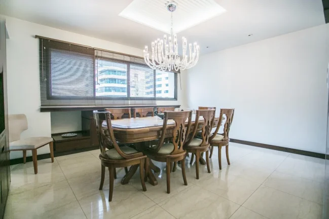 Imagem Apartamento 290M², 1 Por Andar, 3Q, 3 Suítes, 3 Banheiros, 4 Vagas, Academia, Piscina, Piscina Aquecida, Quadra, Salão de Jogos e Festas, Closet.