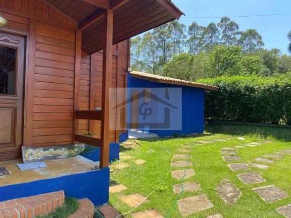 Imagem Casa de madeira com belo jardim 3 quartos sendo um suíte, 5 vagas. Rústico que encanta!
