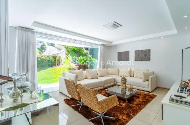 Imagem Aproveite a oportunidade de viver em uma casa encantadora, projetada por um arquiteto de renome, Aqu...