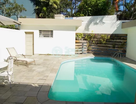 Imagem Excelente casa com 377m², face norte na melhor localização de Alto de Pinheiros. Amplo living com...