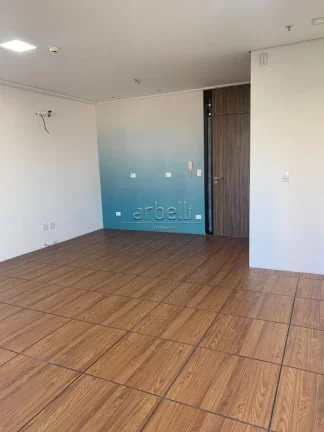 Imagem Sala com 33 M² com ar-condicionado, 1 banheiro, janelas amplas, sacada com vista panorâmica, piso ...