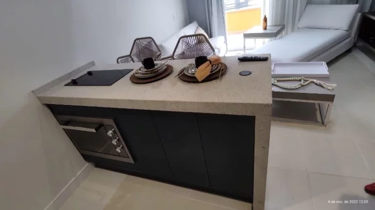 Imagem A 5ª Avenida Imóveis selecionou esse apartamento de 1/4 Sala Duplex no BAHIA LODGE, ancorado no melhor ponto do Rio Vermelho, debruçado sobre o mar:
