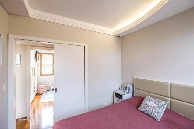 Imagem Este apartamento espaçoso oferece 135 metros quadrados de área, com 4 quartos bem distribuídos e ...
