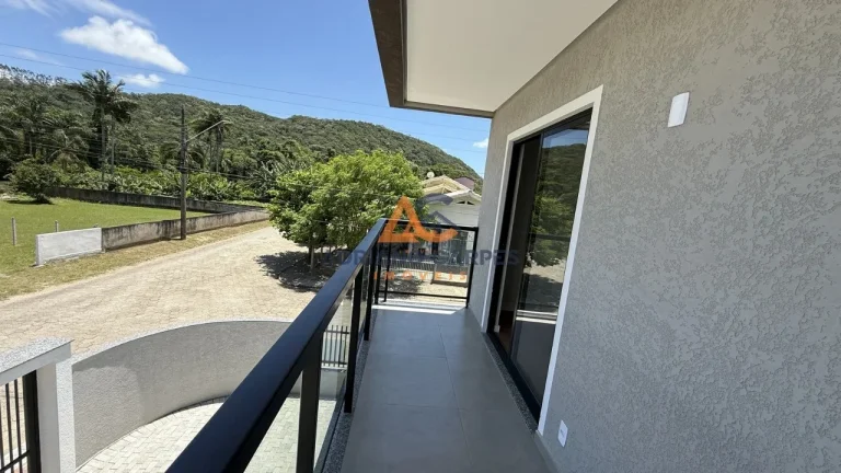 Imagem Sobrado Geminado com 02 suítes, novo e pronto para morar na Praia de Gravatá, Navegantes, SC. Adriano Carpes Imóveis Vende
