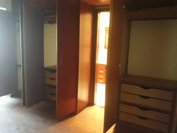 Imagem Casa com 3 dormitórios (1 suite), sala, banheiro social com box blindex e armários, cozinha com AE...