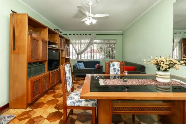 Imagem Casa com 4 dormitórios, 2 suítes, 5 banheiros, 3 vagas de garagem.