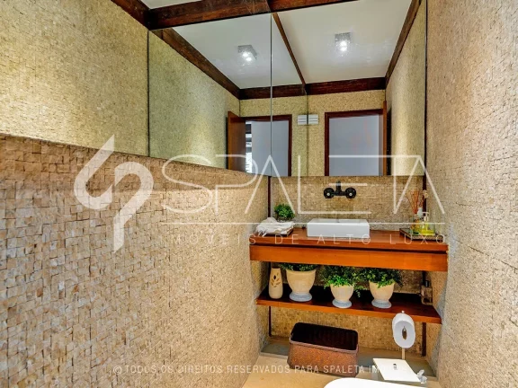 Imagem Aprecie o luxo e a tranquilidade no condomínio Iporanga, Guarujá: Casa exclusiva com ambientes espaçosos e vista deslumbrante