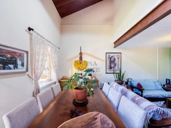 Imagem Casa com 330m² de área construída e terreno de 1.050m². Possui 4 dormitórios, sendo 2 suítes, ...
