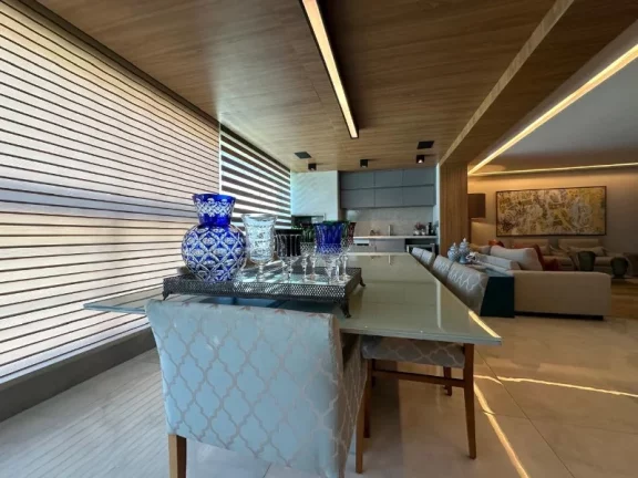Imagem A 5ª Avenida Imóveis apresenta essa exclusiva e bem decorada unidade de 3 Suites + gabinete no CONDOMÍNIO BARRA PORTO no melhor ponto da BARRA: