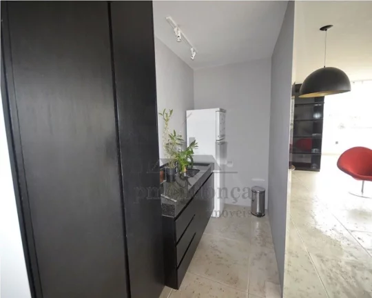 Imagem Cobertura duplex, ampla, bem distribuída com piso de tacos, armários embutidos, gabinete nos banhe...