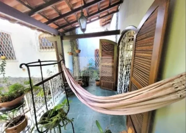 Imagem Casa de Luxo à Venda em Maria Paula, Niterói-RJ: 4 Quartos, 1 Suíte, 2 Salas, 3 Banheiros, 3 Vagas de Garagem