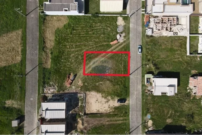 Imagem Terreno plano dentro de condomínio fechado.
