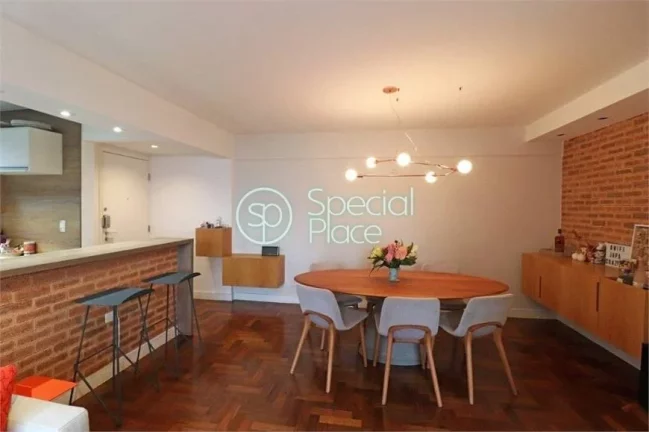 Imagem Apartamento com três dormitórios, totalmente reformado. A cozinha ficou linda e está integrada ao...