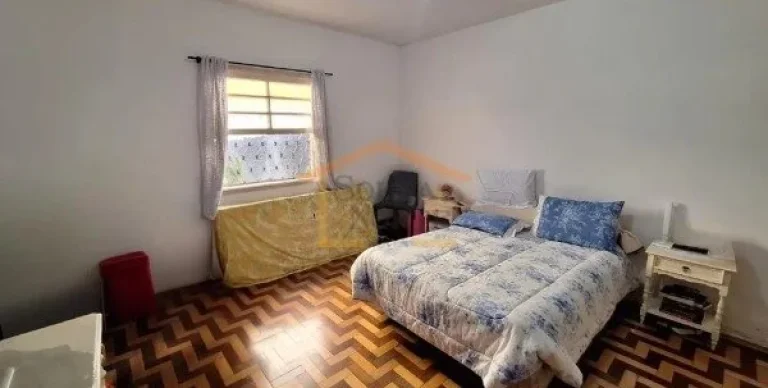 Imagem Terreno, 345 m² de área total, 10 metros de frente. Conta com uma casa térrea construída, 3 dorm...