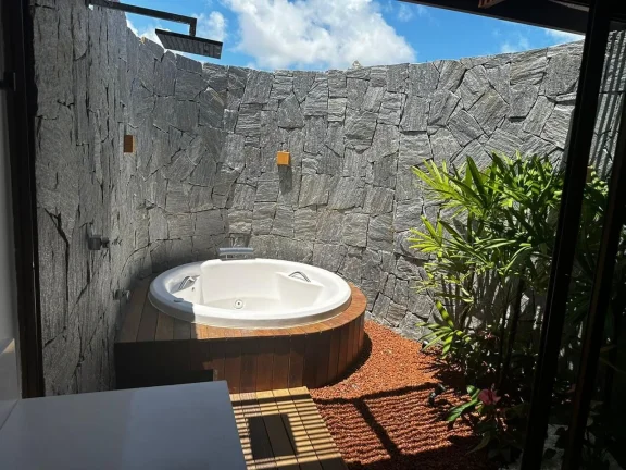 Imagem Casa em Condomínio à venda em Imbassaí, Mata de São João - Condomínio fechado com vista para o mar