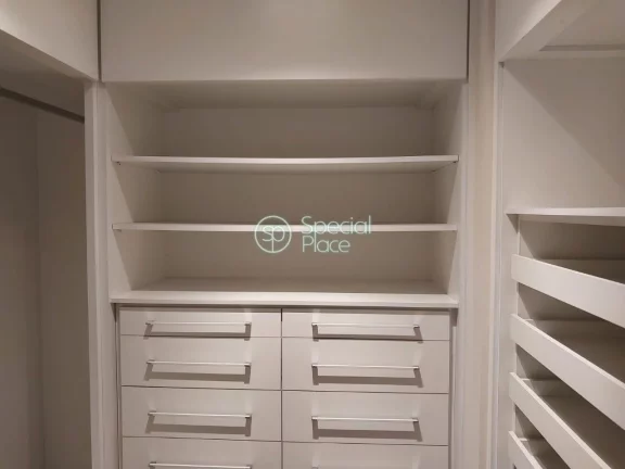 Imagem Excelente apartamento, com 240m² bem distribuídos, amplo living com varanda em L, lareira e uma vi...