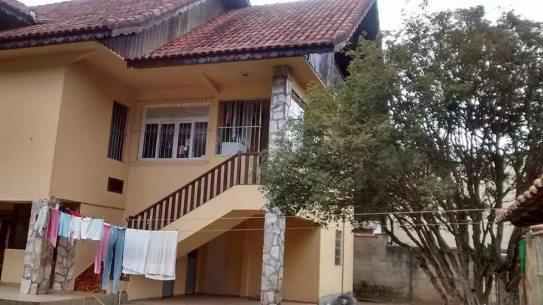 Imagem LINDA CASA COM 4 QUARTOS, QUINTAL GRANDE A VENDA - NOVA FRIBURGO.