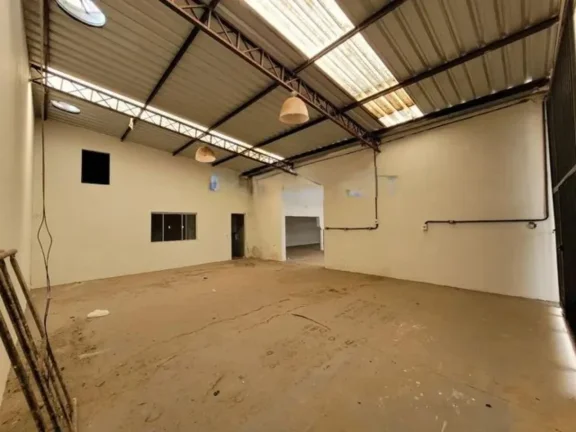 Imagem Barracão comercial à venda em Araçoiaba da Serra-SP, bairro X: 3 salas, 2 banheiros, 4 vagas de garagem, 555m².