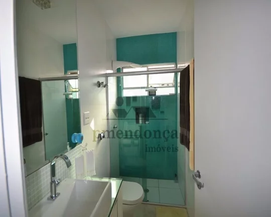 Imagem Lindo apartamento amplo arejado, decorado com muito bom gosto, todo reformado, com living para 02 am...