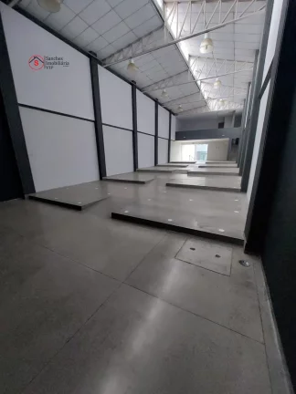 Imagem Salão comercial para alugar. Construido para ser uma igreja, com pulpito e amplo espaço para culto. Possui banheiros, copa, cozinha e escritórios.