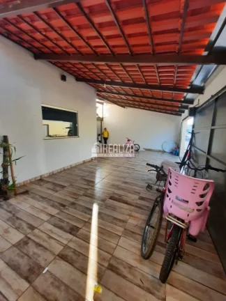 Imagem Casa de 3 quartos com suíte e móveis planejados nos banheiros e cozinha o Jardim Espanha