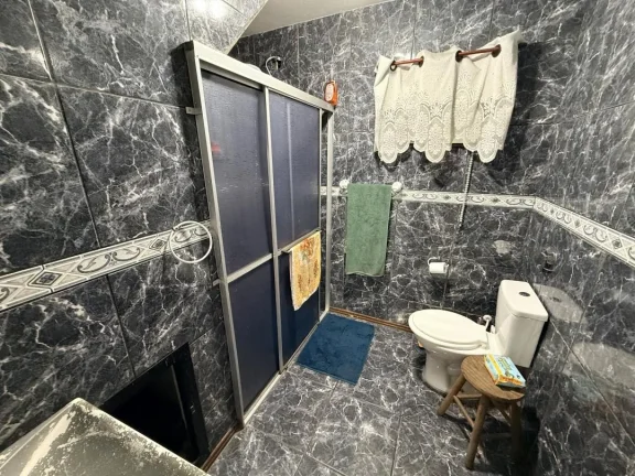 Imagem Casa com 305m² de área construída a apenas 170 metros do mar, mobiliada, 4 quartos (1 suíte) e 4 vagas no Centro de Navegantes no litoral Norte, Adriano Carpes Imóveis vende!