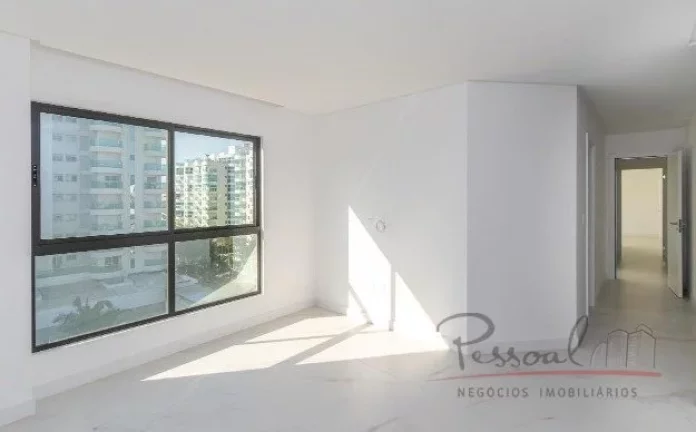 Imagem Sua espaçosa planta, três suítes, quatro banheiros, sacada ampla com churrasqueira e a vista magn...