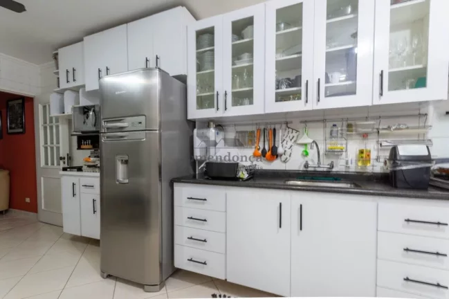 Imagem Apartamento com piso de tábuas largas, reformado e bem iluminado, janelas grandes, dormitórios com...