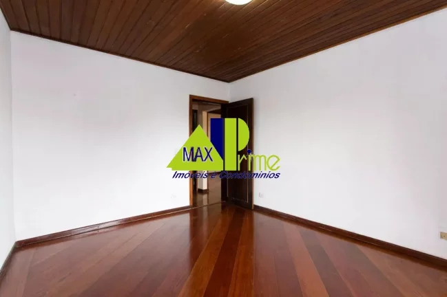 Imagem Casa para locação na Vila Granada, São Paulo-SP: 6 quartos, 1 suíte, 2 salas, 3 banheiros, 9 vagas de garagem, 300m²