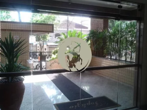 Imagem APARTAMENTO DE FRENTE COM VISTA LIVRE, REPLETO DE ARMÁRIOS COM 1 VAGA DE GARAGEM DEMARCADA.