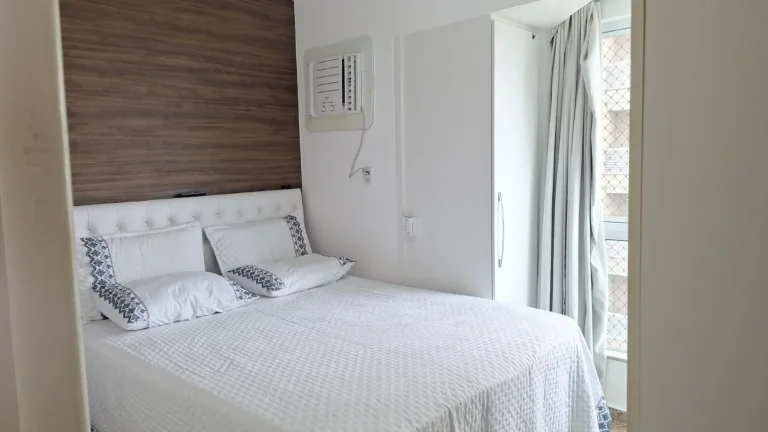 Imagem Vendo apartamento de três quartos com suíte na Rodovia do Sol de frente para o mar, andar alto, com duas vagas de garagem.