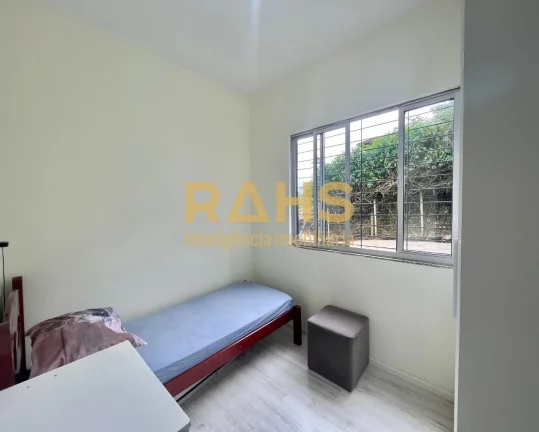 Imagem Casa Plana Parcialmente Averbada, aceita financiamento, com 1 suíte e 2 quartos, 2 vagas de garagem...