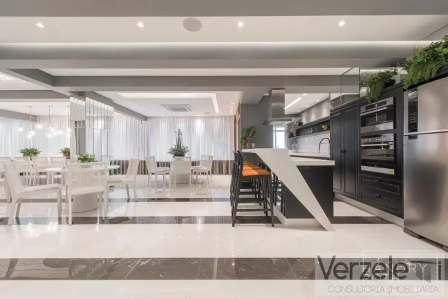 Imagem Apartamento 4 ou + dormitórios para Venda em Itapema / SC no bairro Meia Praia
