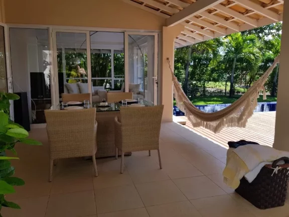 Imagem CONDOMINIO QUINTAS DE SAÚIPE - CASA TOTALMENTE MOBILIADA, DECORADA, MODELO DO RENOMADO ARQUITETO DAVI BASTOS: 330m2 DE ÁREA, 3 SUITES SALA AMPLIADA
