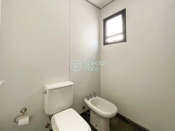 Imagem Apartamento enorme. São 215m2 de área útil, 3 dormitórios ( 3 suítes ) e 4 vagas na garagem. Li...
