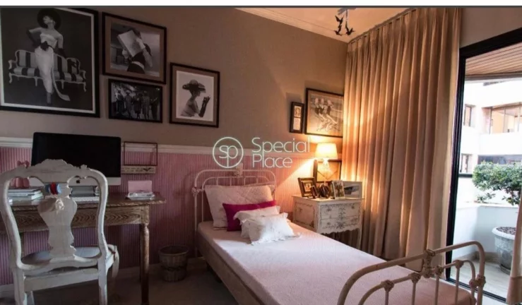 Imagem Ótima oportunidade no Real Parque. Apartamento original com 256m2 de área privativa, 4 dormitório...