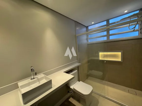 Imagem Apartamento reformado à venda com 3 suítes, na quadra da praia no bairro do Gonzaga em Santos/SP