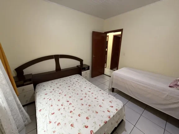 Imagem Chácara com 45.127m² sobre ela está construído uma casa com 3 quartos (1 suíte), piscina e 2 chalés independentes da casa, no bairro Gravatá de Penha - Adriano Carpes Imóveis vende!