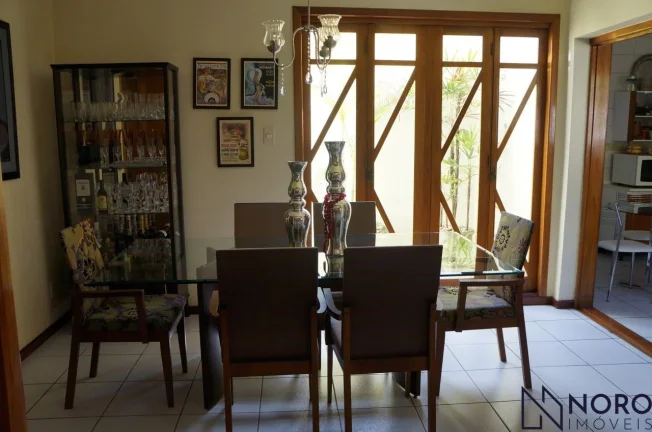 Imagem Casa ampla , 3 dormitórios, suíte,2 vagas de garagem no Bairro Duque de Caxias.