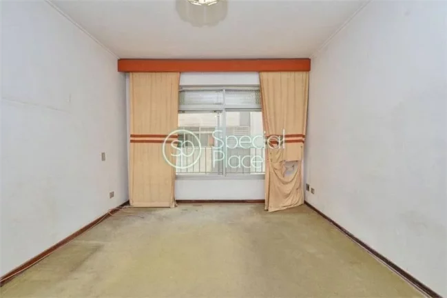 Imagem Ótima oportunidade para reforma. Apartamento com planta quadrada, 230m2 de área privativa, 3 dormi...